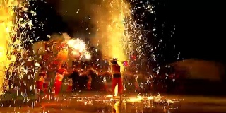 在中国农历新年的晚上，舞龙和烟花表演。