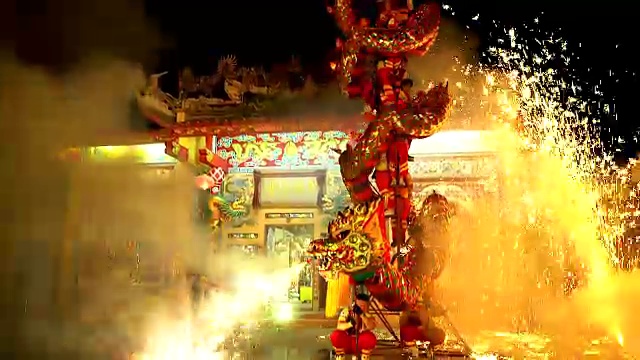 在中国农历新年的晚上，舞龙和烟花表演。