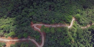 泰国Mae Hong Son省的道路俯视图。