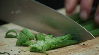 厨师在切菜板上切葱的特写视频素材模板下载