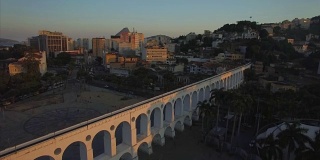 里约热内卢的天线:日落时，在拉帕拱门上空飞行