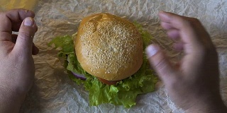 胖子从汉堡中拿出肉来，健康生活的决定，饮食的选择