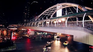 泰国曼谷，晚上崇农斯空中步行桥的城市景观和交通视频素材模板下载