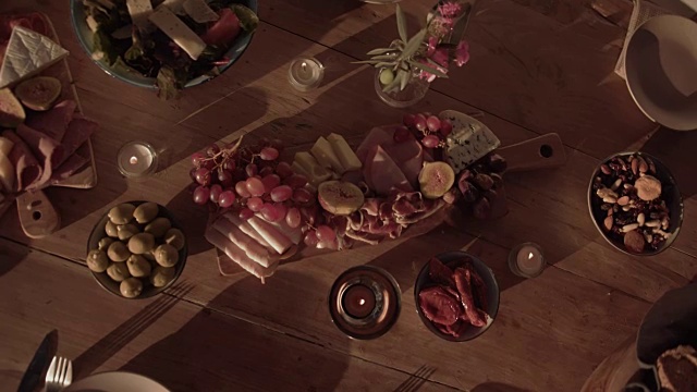 传统的地中海餐桌与奶酪和水果拼盘