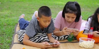 女孩和男孩玩手机游戏。