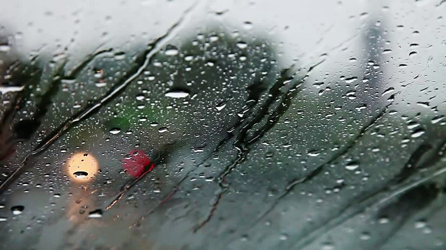 从车内观察雨季的交通状况