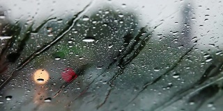 从车内观察雨季的交通状况
