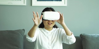 亚洲女性戴着虚拟现实头盔