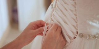 女人绑婚纱