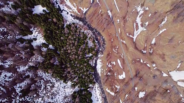 空中飞行，飞越黄河溪谷和森林秋季建立。秋冬户外雪野自然景观。4k无人机俯视图，直接向下视角建立拍摄