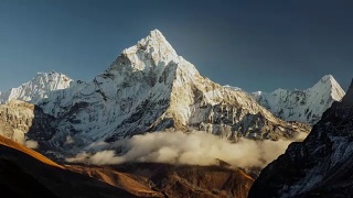阿玛达布拉姆在通往珠峰大本营-尼泊尔的路上的夜景视频素材模板下载