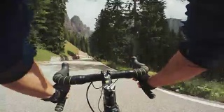 POV骑行:在山口进行公路自行车训练