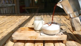 将咖啡倒入牛奶，热拿铁咖啡视频素材模板下载