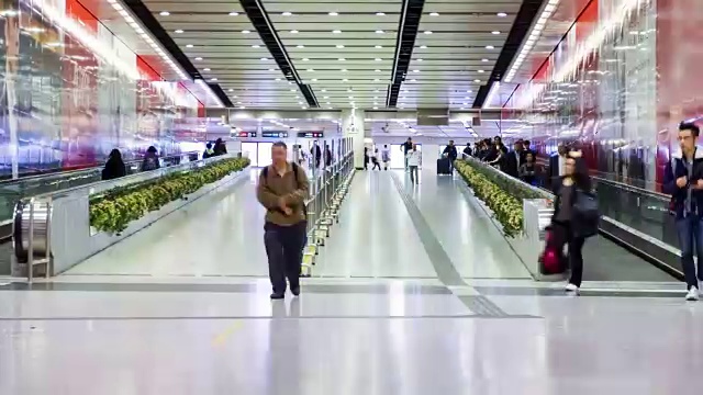 4K延时(4096x2160):香港中环地铁站隧道内人群进进出出。平移风格。