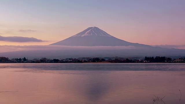 时光流逝从日出的富士山在川口湖的反射