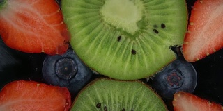 超级食物水果粉碎揭示营养果汁