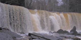 宽巨大和强大的瀑布在其所有的荣耀在一个冬天慢镜头4K