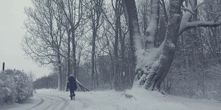 冬天下雪的山城街道上有行走的妇女，村庄下雪灾难。