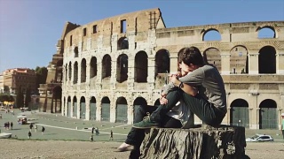 一对情侣在罗马竞技场附近旅游视频素材模板下载