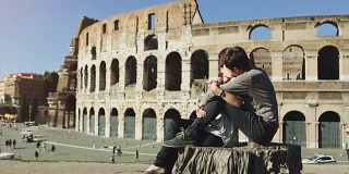 一对情侣在罗马竞技场附近旅游