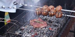 厨师在新鲜空气中烹饪肉类和蔬菜烧烤，街头美食节