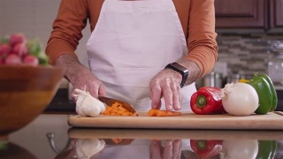 厨师在切菜板上切胡萝卜视频素材模板下载