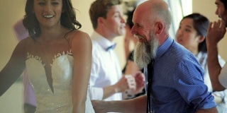 在她的婚礼上和爸爸跳舞