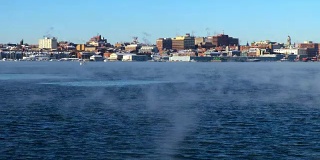 波特兰港寒冷的北冰洋烟雾