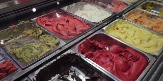 街头商店各式各样的冰淇淋。意大利冰淇淋-意大利冷冻甜点，美味的冰沙与各种水果口味。夏天清爽的零食。实时和复制空间。