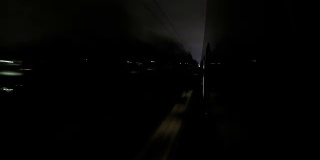 视角夜车疾驶，火车到站和离开站台，时间流逝，夜间灯光反射在火车的窗户