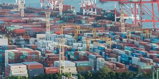 延时:日本东京台场港口工作集装箱的鸟瞰图