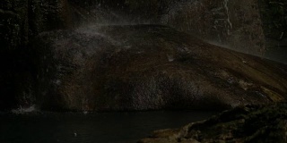 瀑布溅在岩石上，慢镜头