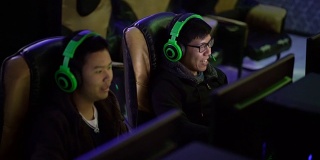 淘金拍摄亚洲朋友玩电脑游戏