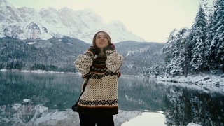 女人在享受阿尔卑斯山Eibsee湖的风景视频素材模板下载