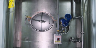 现代化工厂内部的冷却系统。