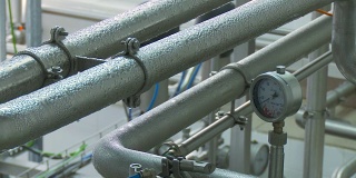 清洁高质量的工业室内现代管道。