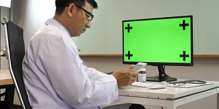 医生在电脑上用绿屏检查影像x射线核磁共振