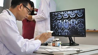 医生在电脑上检查影像x射线核磁共振视频素材模板下载