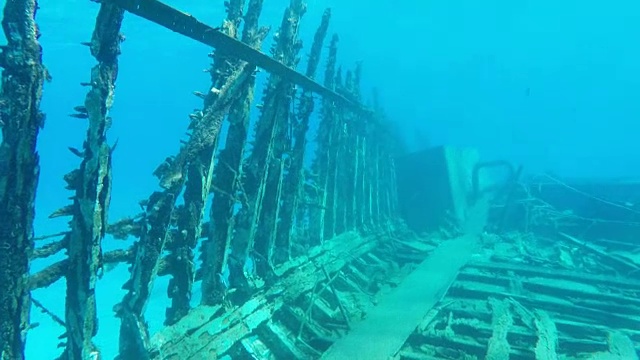 一艘失事的旧船在红海沉没