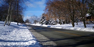 在多雪的宾夕法尼亚州西部，寒冷的冬季道路的时间流逝