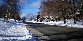 在宾夕法尼亚州西部一月寒冷的一天，一条积雪的道路