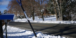 雪铲埋在雪堤附近的居民冬季路