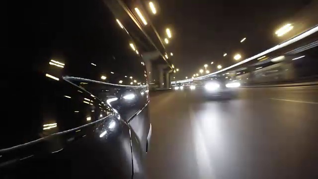 快速城市驾驶夜间道路POV时间推移左侧的汽车。低角度后视图