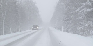 冬季驾驶-在一个大雾天大雪在一个下雪的乡村道路上驾驶-手持拍摄，稳定