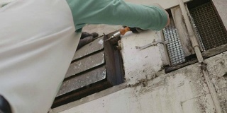 DIY家居维修和更换排气扇。