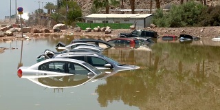 沙漠停车路上被淹的汽车。深水。洪水自然。