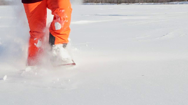 4K超高清视频的人雪鞋在新粉雪