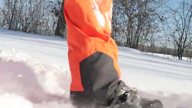 4K超高清视频的人雪鞋在新粉雪