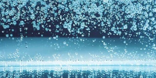 美丽的泡泡在水中。深蓝色的背景。缓慢的运动。