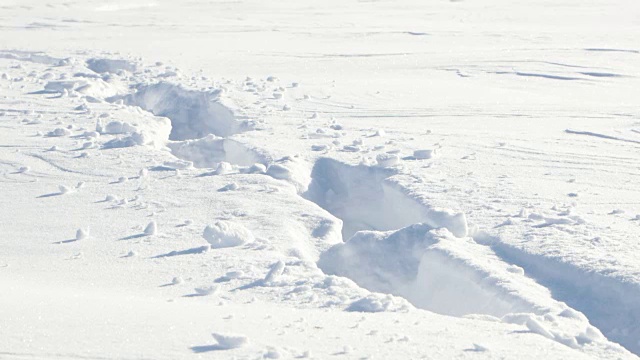 4K超高清视频的人雪鞋在新粉雪